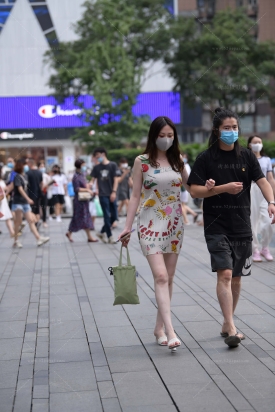 街拍白皙漂亮花裙子女盆友