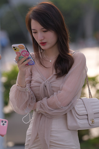 高跟裙装美女