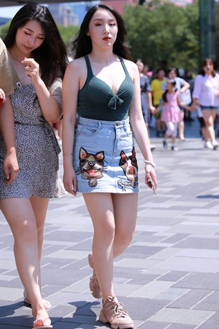 街拍丰满牛仔裙美姐