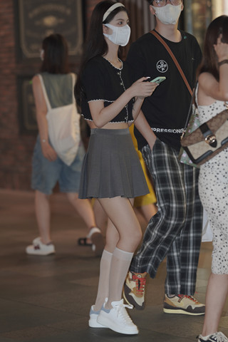 夜拍百褶裙小姐姐