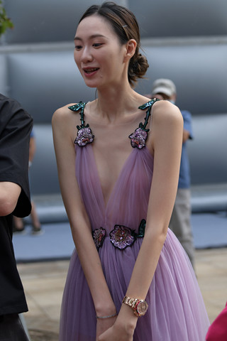 紫色露背长裙骨感美女
