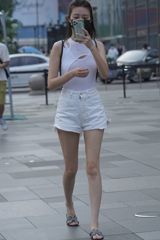 街拍白热裤苗条美眉