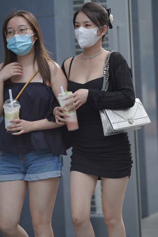 街拍黑色短裙深V包臀美女