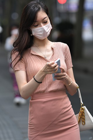 长裙美女逛街