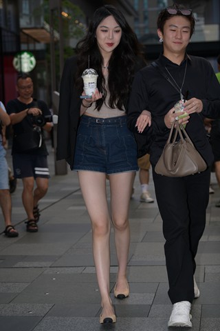 街拍牛仔热裤美腿美女