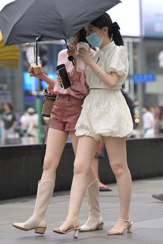 雪嫩大白腿街拍美女