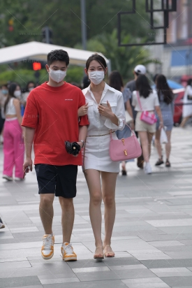 逛街美腿小姐姐