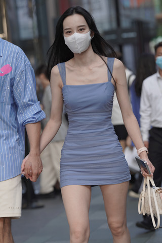 街拍超短包臀裙女盆友