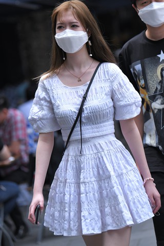 街拍白色连衣裙小妹