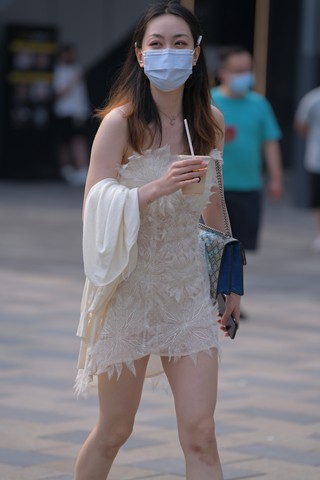 街拍白色羽毛裙气质小姐姐