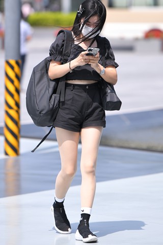 街拍美腿库里丝小妹