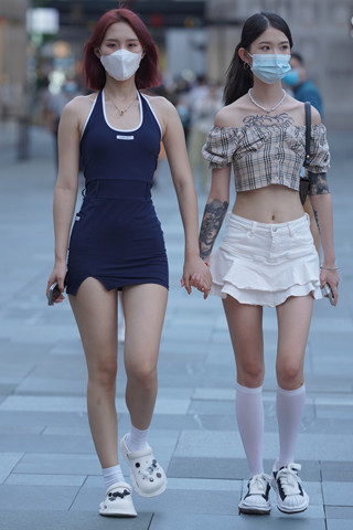 街拍短裙美腿姐妹