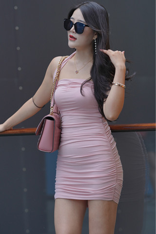 搭讪街拍粉色包臀裙性感美女