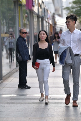 街拍紧身白裤女友