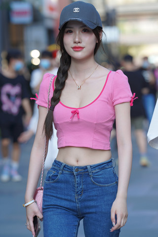 麻花辫，牛仔裤美眉