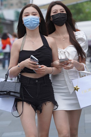 两位漂亮美腿小姐姐逛街
