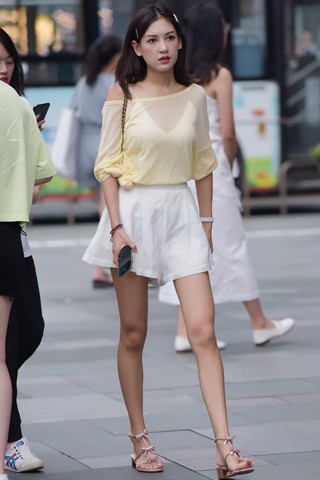 街拍美腿白热裤小姐姐