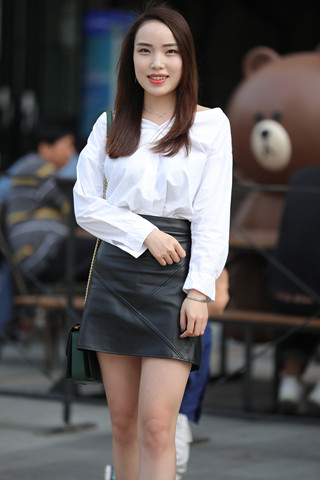 搭讪皮短裙高跟美女