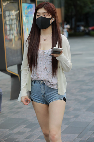 街拍热裤美眉