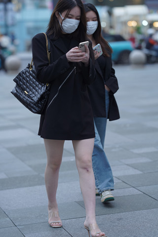 街拍西装外套大白腿小姐姐