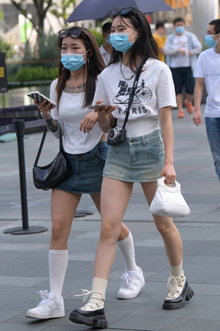 街拍白T恤热裤小姐姐
