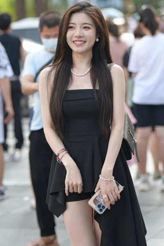 笑得甜美得美腿小姐姐