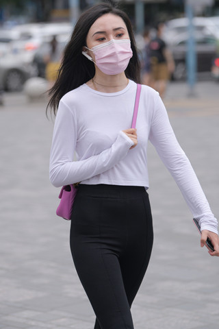 街拍黑色长裤小姐姐