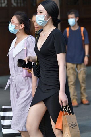 街拍成熟型黑色裙美姐