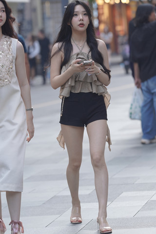 街拍美腿凉高小姐姐