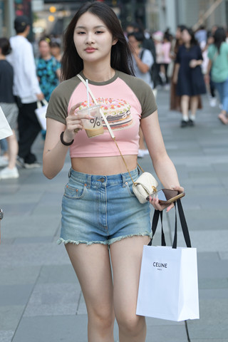 街拍粉色凉鞋小姐姐