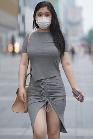 街拍偶遇裹臀灰裙美女