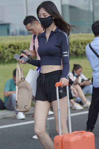 拖着行李箱的白皙妹纸