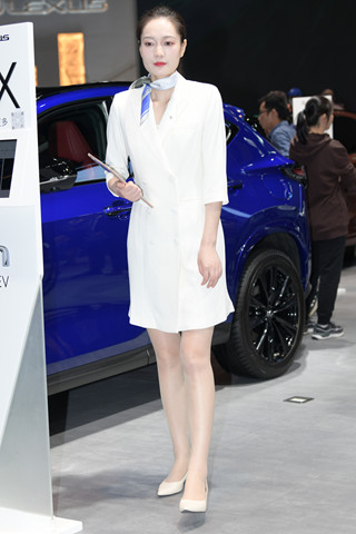 卖车的白裙美女