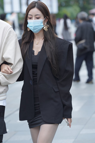 街拍韩版西装外套，丝袜包臀裙美女