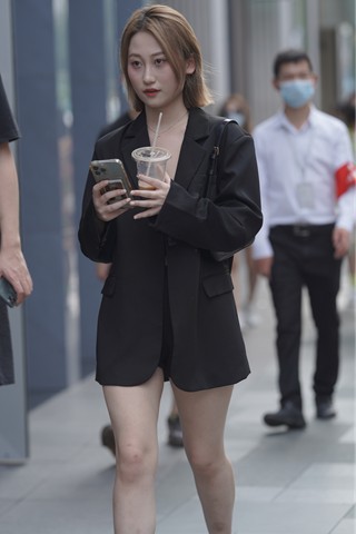 街拍西装外套美腿美眉