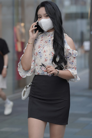 街拍韵味超薄丝美女姐姐