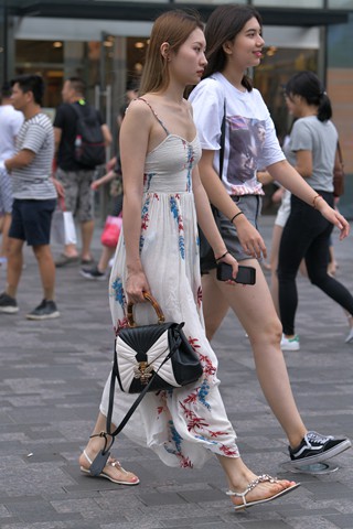 街拍气质吊带长裙小姐姐