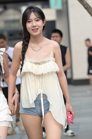 街拍清凉甜美夏日热裤小妞