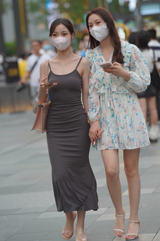 街拍吊带长裙修身小姐姐