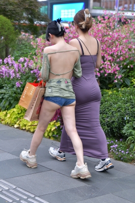街拍夏日清凉的超短热牛美眉