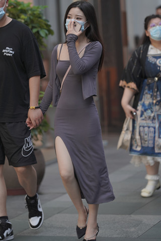 街拍开叉长裙美眉