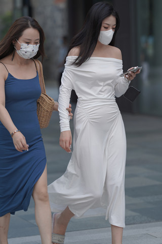街拍裙装姐妹逛街