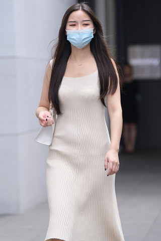 街拍吊带长裙美女