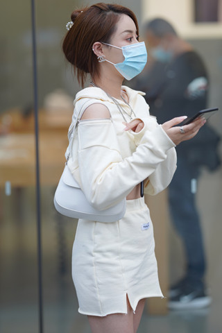 街拍短裙美腿小姐姐