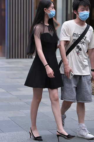 街拍黑色裙美腿美女