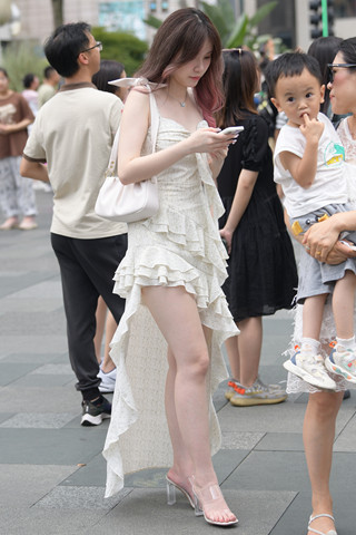 街拍白皙的美腿美女