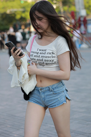 街拍超短热牛MM