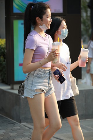 街拍紫色T恤牛仔热裤小姐姐