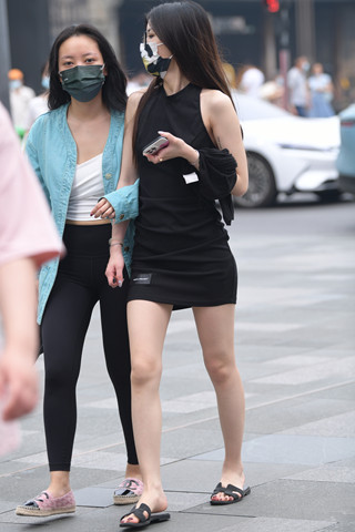 街拍黑色短裙小姐姐