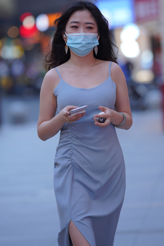 街拍蓝色吊带长裙小姐姐